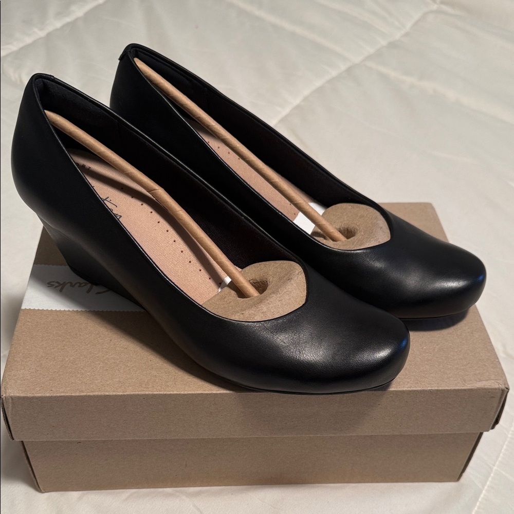 Clark’s- Flores Tulip- Black Leather Wedge Pumps - Women’s size 8 NWT